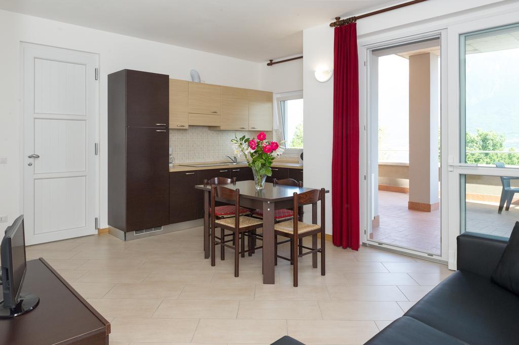 Residence Le Azalee & Spa Vercana Phòng bức ảnh